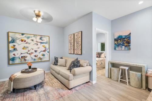 Pinewood Park Maison | Charming Downtown Guest Home