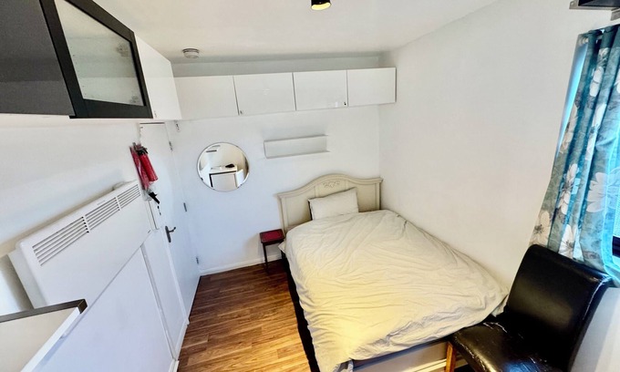 Valence Maison | Charming En-suite bedroom in peaceful House Dagenham with WiFi