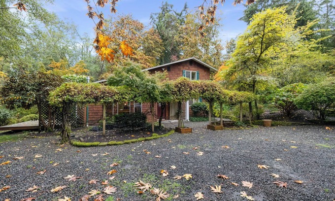 Rollingbay Maison | Charming English Cottage Retreat Near Fay Bainbridge Park – Sleeps 6