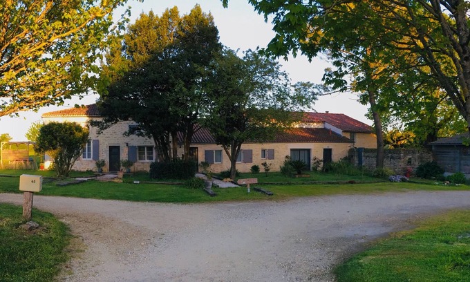Le Gua Maison | Domaine de charme pour 16 personnes avec piscine et grand jardin