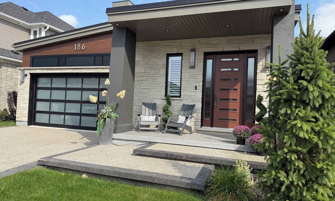 Township of Woolwich Maison | Charming Executive Bungalow with Hot Tub, close to St. Jacobs