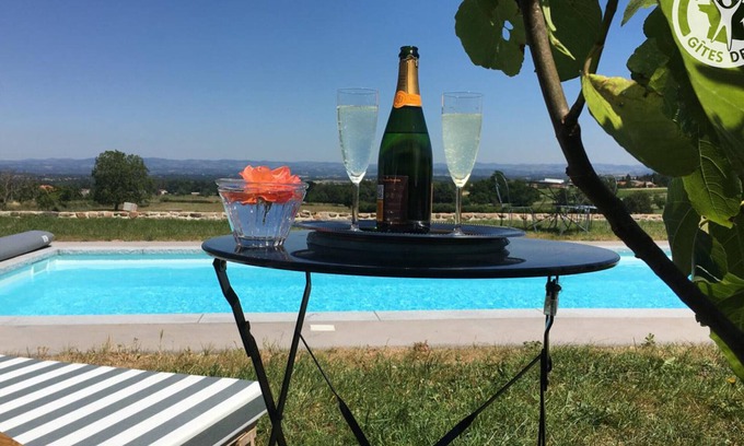 Saint-Andre-dʼApchon Cottage | Charmant gîte avec terrasse et piscine, ferme familiale, produits locaux, animaux acceptés