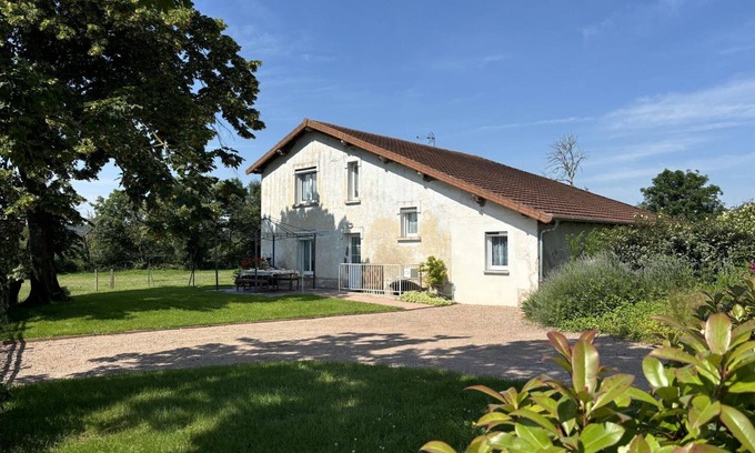 Montaiguet-en-Forez Cottage | Gîte familial à Montaiguët-en-Forez avec terrasse, proche nature et ferme équestre