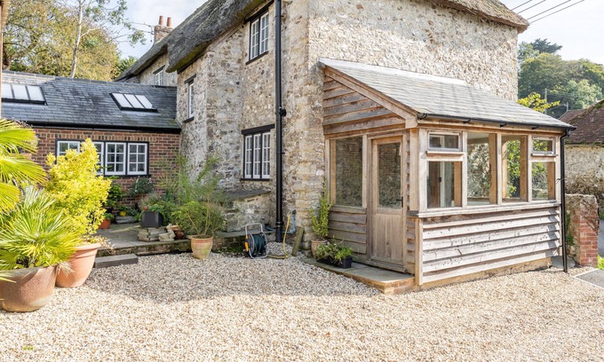 Combpyne Autre | Charming Family Farmhouse near Lyme Regis, 10 minute drive to the beach