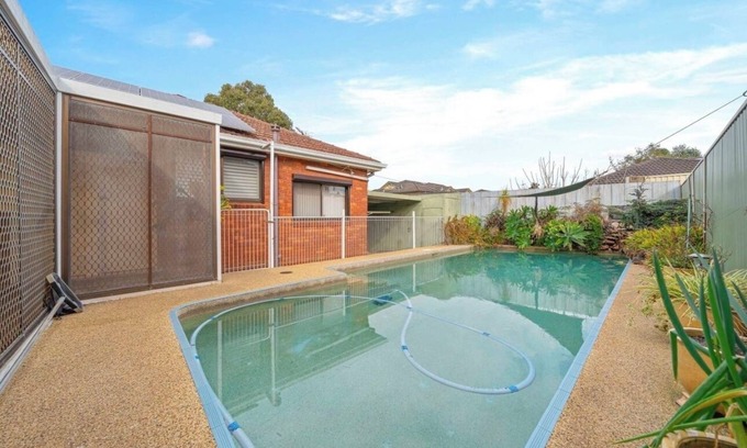Roselands Maison | Charming Family Home with Swimming Pool.