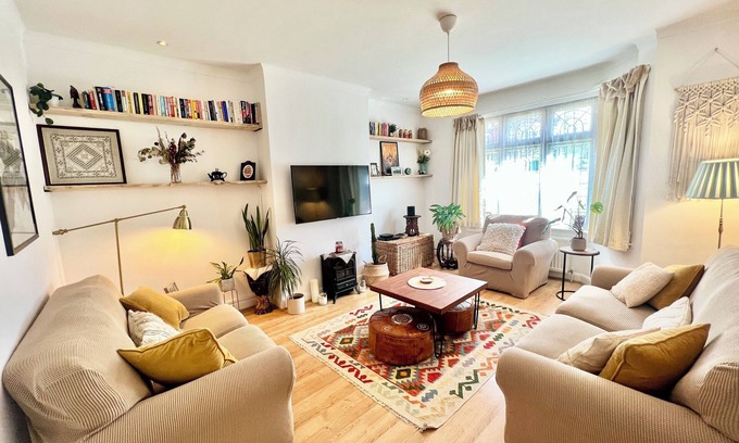 The Hyde Maison | Charming family home in NW London with great transport links and local nature.