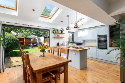 Horfield Appartement | Charming Family Home with Stoves, Garden & Parking