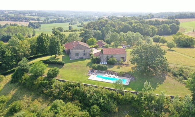 Montagnac-sur-Lede Maison | Domaine sur la colline, vue à 360° Charmante maison en pierre 8 à 12 personnes