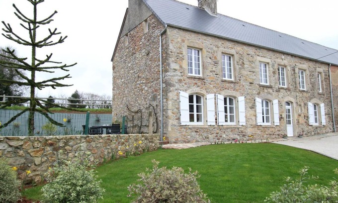 Saussemesnil Cottage | Maison Normande Spacieuse avec Cheminée, Terrasse et Jardin, Toutes Charges Incluses