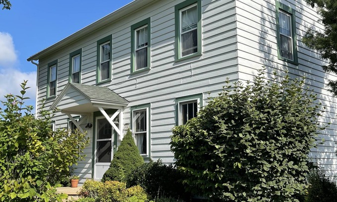 Conneaut Autre | Charming Farmhouse in Ohio Wine Country - 10 mins from the beach