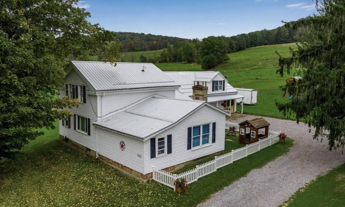 Black Creek Maison | Charming Farmhouse, including barn filled with horses and livestock