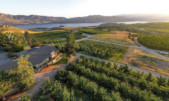 Chelan Maison | Charming Farmhouse Minutes From Downtown!