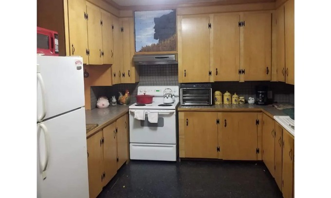 Parish Autre | Charming farmhouse sleeps 11 just 4 miles from Salmon River!