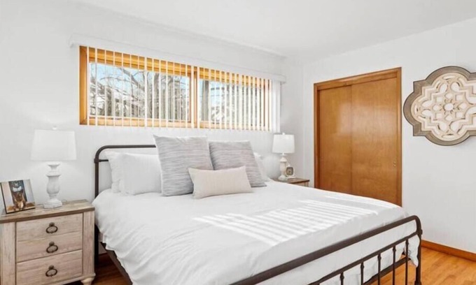 East Palmyra Maison | Charming Farmhouse Retreat ~ King Suite