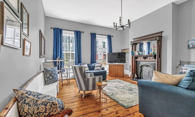Downtown Halifax Maison | Charming first floor flat in historic old south district near waterfront