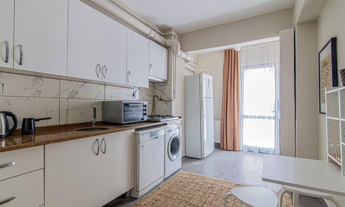 Gayrettepe Appartement | Charming Flat with Backyard Close to Zorlu Center