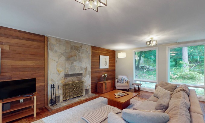 South Colby Maison | Charming forest cottage with gorgeous garden, fireplace & prime location