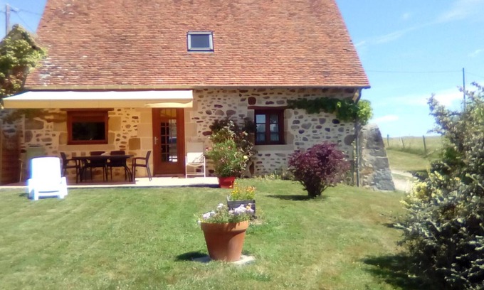 Bourbon-l'Archambault Cottage | Maison en pierre rénovée avec étang, pêche, jardin et BBQ, proche Forêt de Tronçais