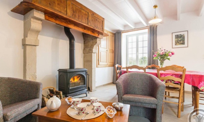Le Vretot Cottage | Maison cosy cotentine avec terrasse, jardin, poêle à bois et équipements modernes