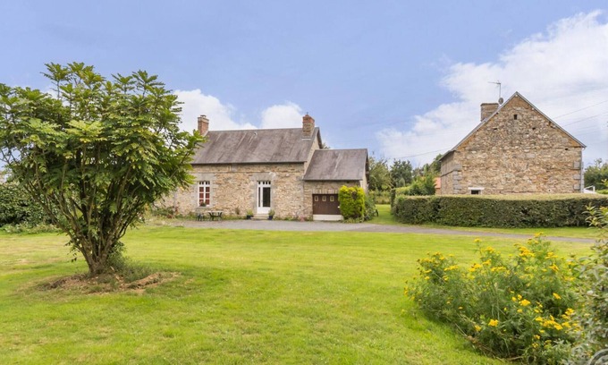 Hauteville-la-Guichard Cottage | Charming house with garden, pets allowed