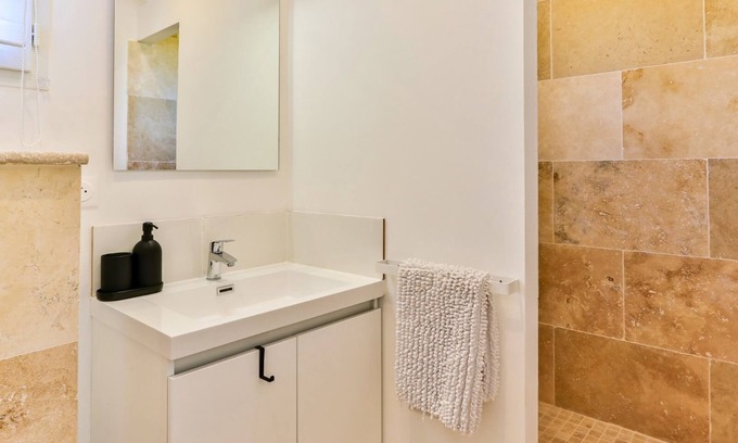 Saint-Etienne-du-Gres Maison | Villa neuve de charme climatisee à 10mn des Baux de Provnce coup de cœur assuré!