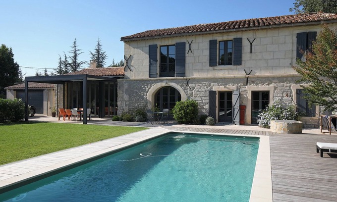 Saint-Etienne-du-Gres Maison | **Charmant Mas Rénové avec Piscine et Jardin au Cœur de la Provence!**
