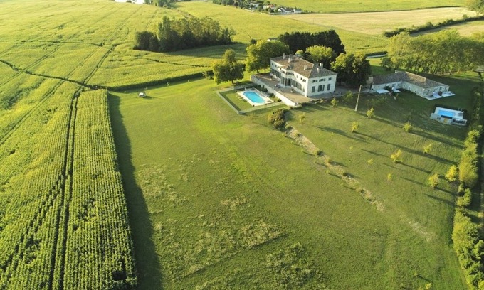 Saint-Colomb-de-Lauzun Villa | Charmante propriété 17e, 32 pers., 14 ch., 2 Piscines, Billard, Vues imprenables