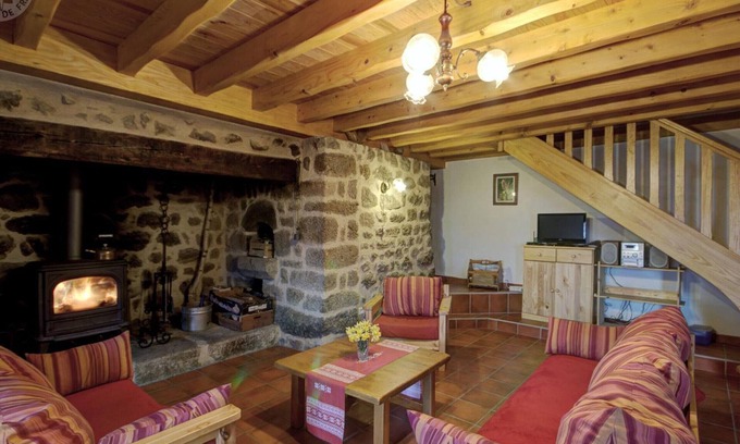 Saint-Jean-Soleymieux Cottage | Charmant Gîte avec Terrasse, Cheminée et Jardin, à Proximité des Bois, Animaux Acceptés
