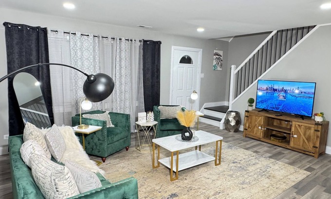 Park Forest Maison | Charming Full Modern Home+Free Parking+Fast Wi-Fi & Centrally located