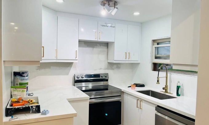 Brantford Maison | Charming fully-furnished house in a serene neighbourhood w/ greenery and lakes.
