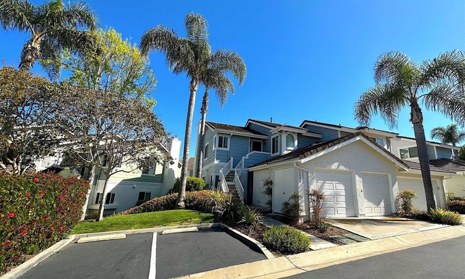 Carmel Valley Copropriété | 2BD / 2BA de charme avec piscine et spa * Disponible * le 8 octobre 2019 3 295 $ / m (1 mois minimum)