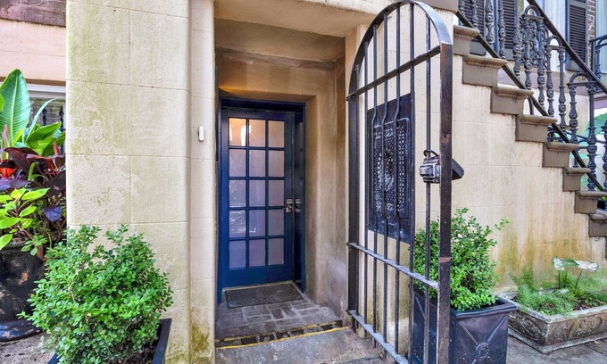 Historic Downtown Savannah Appartement | “Charming Garden Retreat – Where Comfort Meets Character”