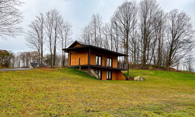 Chittenden County Maison | Charming getaway for two with fast WiFi, full kitchen, deck, & shared firepit