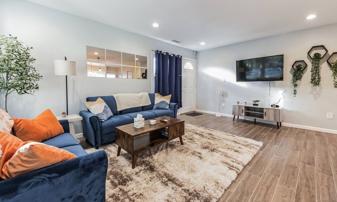 Levittown Maison | Charming Getaway: King Bed/3 TVs/Large Backyard/Centrally Located - New Listing!