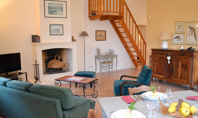Saint-Cybardeaux Cottage | Gîte familial avec piscine chauffée, jardin clos, équipement bébé, au cœur d'une propriété viticole.