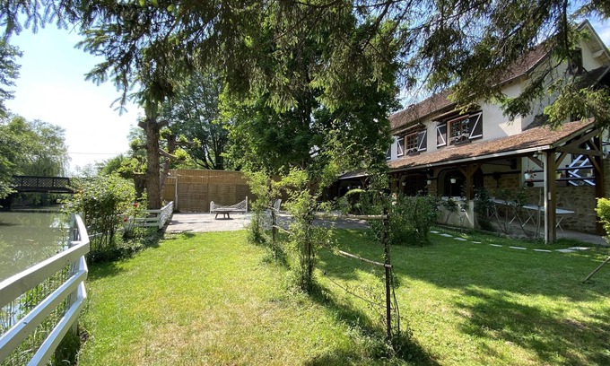 Guerard Maison | Charming Gîte/Guinguette, by the River