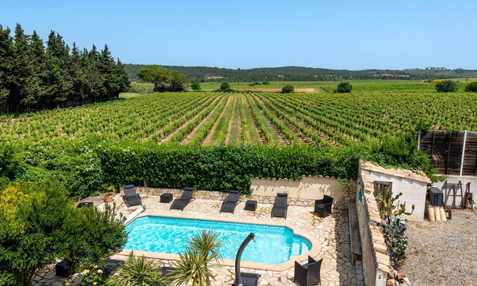 Fabrezan Maison | Gite de charme, piscine chauffée, dans un domaine viticole à 30 min de la mer.
