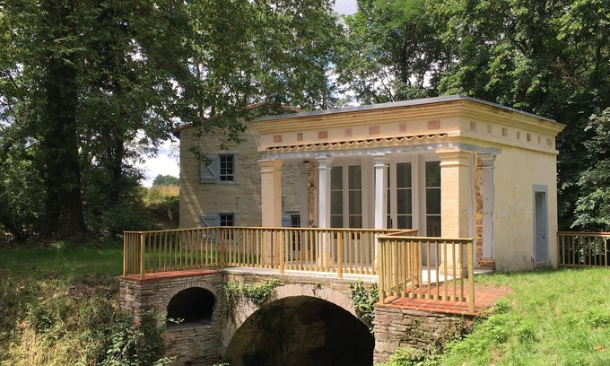 Cintegabelle Maison | Gîte de charme dans un moulin à eau avec un spa au coeur d'un jardin historique.