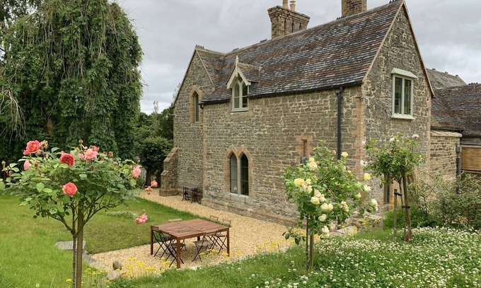 Hopton Castle Maison | Charming gothic house with a lovely terrace and garden