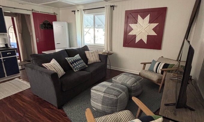 Cedar Glen Cottage | Charming guest house cottage a short walk to lake trails