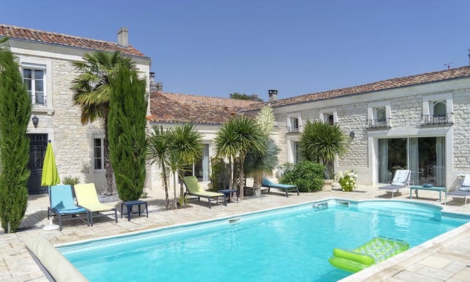 Saint-Porchaire Maison | chambre d'hôte de charme avec piscine, jardin classé 4* cœur du village
