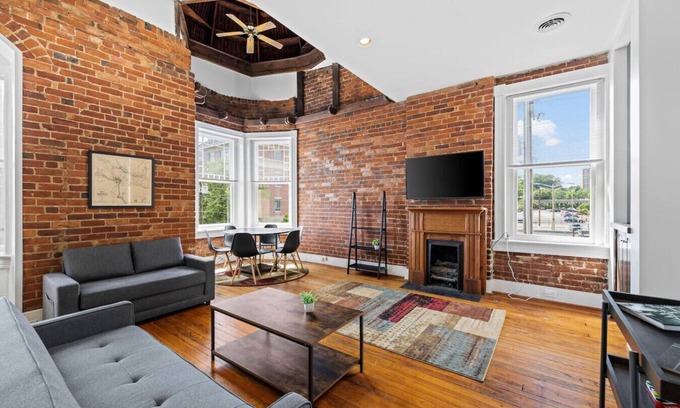 Monroe Ward Appartement | Charming Historic 2 BR Near VCU