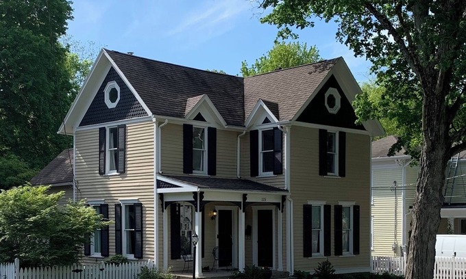 Granville Maison | Charming Historic 4-bedroom House in Downtown Granville with AC and WiFi
