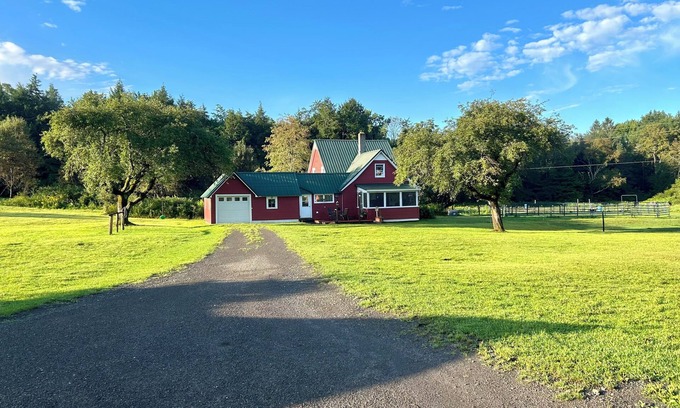 Oxford Autre | Charming Historic 4 Bdrm Farmhouse - secluded, Finger Lakes Trail, fishing pond
