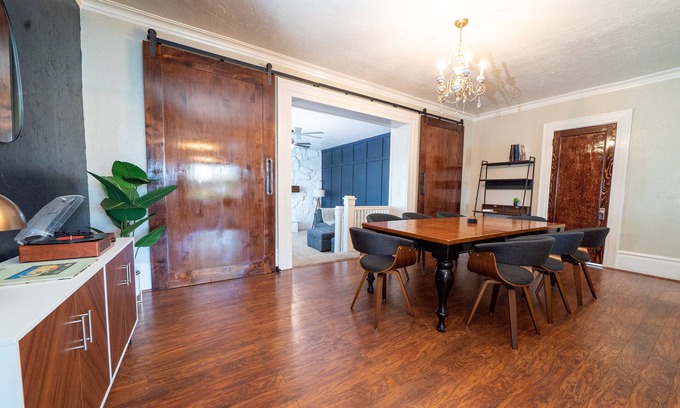 Payson Maison | Charming Historic Home with chef's kitchen formal dining, sitting room, & patio