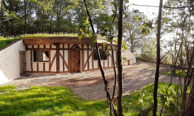 Crouy-sur-Cosson Cottage | Location Insolite : Maison Hobbit avec Arbre Intégré, à Proximité de Chambord