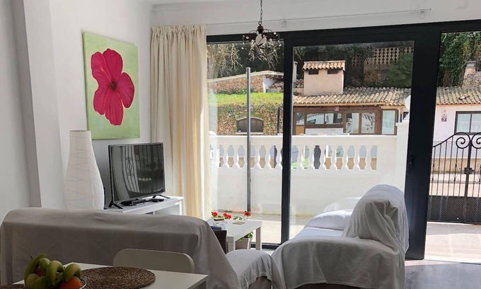 Cala San Vicente Appartement | Charming Holiday Apartment “Can Inma By Modesto B” Close to the Beach with Wi-Fi & A/C; Parking Available, Pets Allowed