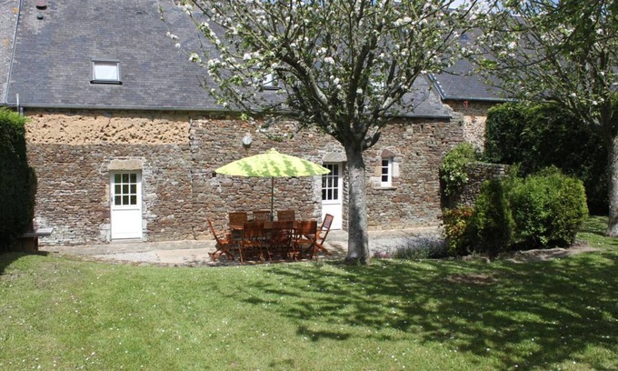 Canville-la-Rocque Cottage | Maison avec verger près des plages : cheminée, jardin, garage, Wifi, animaux acceptés.