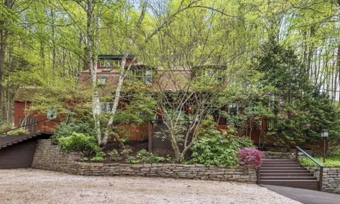 Guilford Maison | Charming Home Among the Trees
