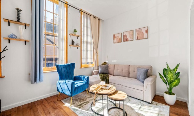 Midtown Village Appartement | Charming Home In Heart of City With King Size Bed!
